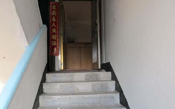 房门对往下楼梯